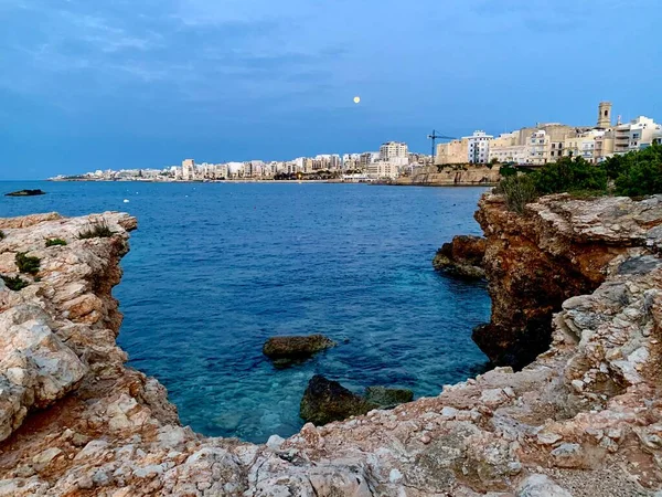 Полнолуние в заливе Сент-Фелс, Мальта — стоковое фото