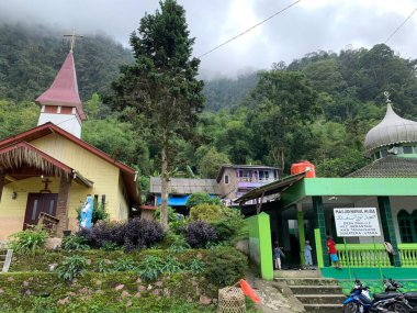 Bir kilise ve bir cami birbirine yakın.