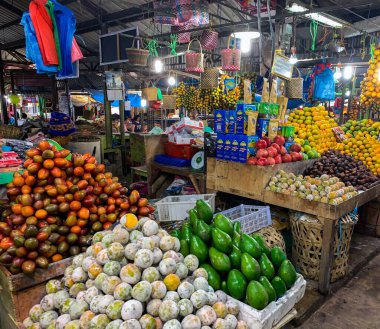 Bir sürü taze ürünle dolu bir mağaza.