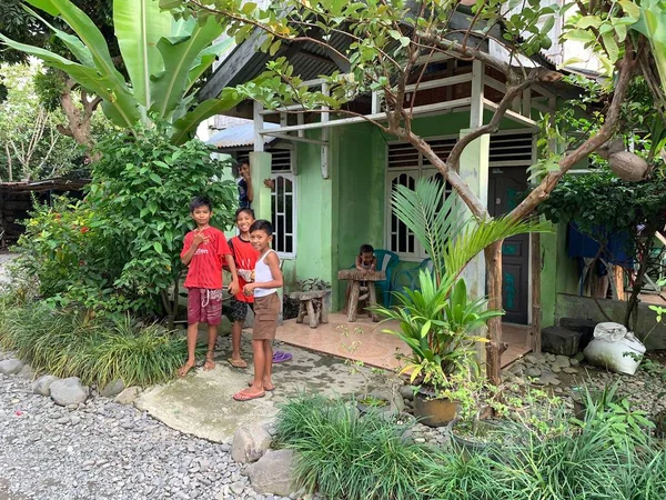Bambini nel villaggio di Bukit Lawang, Sumatra Foto Stock