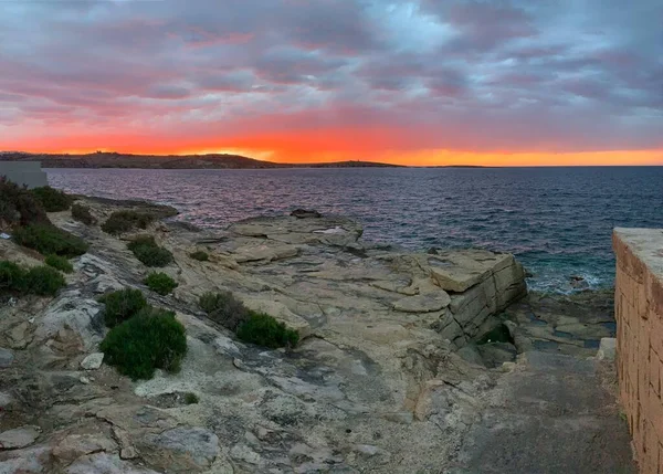 Coucher de soleil coloré à Saint Pauls Bay, Malte — Photo