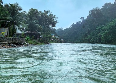 Bukit Lawang Ulusal Parkı, Sumatra, Endonezya 'da Nehirde Rafting