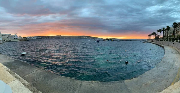 Красочный закат в заливе Сент-Фелс, Мальта — стоковое фото