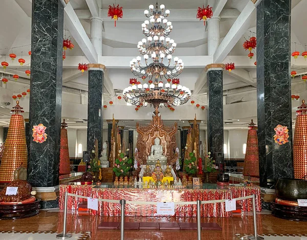 Intérieur du temple bouddhiste Taman Alam Lumbini à Berastagi — Photo