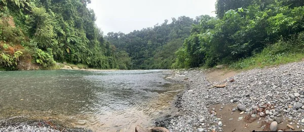 Río en el Parque Nacional Bukit Lawang, Sumatra, Indonesia —  Fotos de Stock