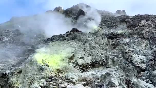 La vista del volcán Sibayak en Sumatra Island, Indonesia — Vídeos de Stock