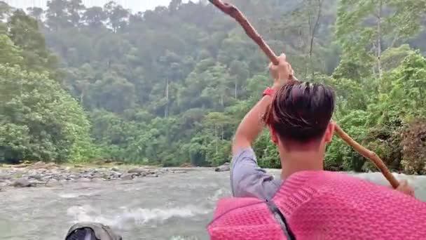 Rafting White Water w Parku Narodowym Bukit Lawang, Sumatra, Indonezja — Wideo stockowe