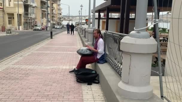 Ο άνθρωπος παίζει hang μουσική στο δρόμο της Bugibba, Μάλτα — Αρχείο Βίντεο