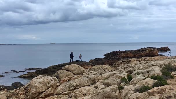 Θαλάσσια τοπία της Μάλτας. Ο ψαράς και ο γιος του αρχίζουν να ψαρεύουν στη Μάλτα — Αρχείο Βίντεο