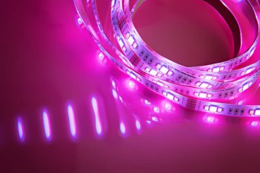 Parlak neon pembesi Led şeridi parlıyor