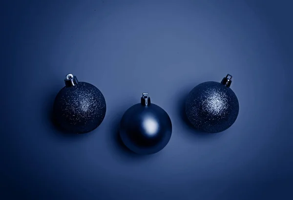 Mavi tonda Noel topları.