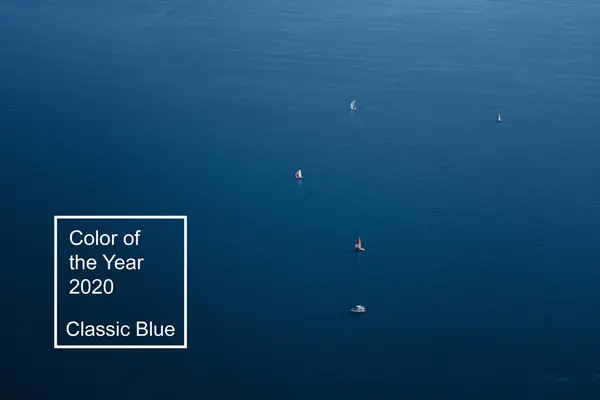 Голубая морская поверхность и яхты. Классический синий цвет 2020 . — стоковое фото