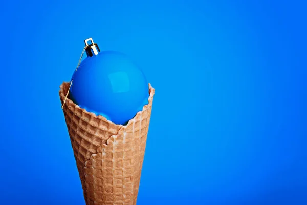 冰淇淋华夫饼锥形，蓝底有圣诞球. — 图库照片