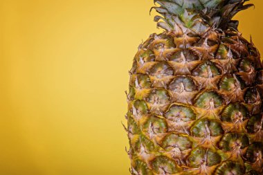 Sarı arka planda olgun ananas.