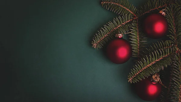 Kırmızı ve yeşil arka planda mavi ladin dalı. Noel sancağı.