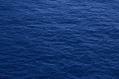 Mavi deniz yüzeyi. Klasik Mavi Renk 2020.