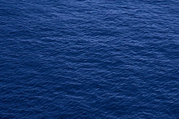 Μπλε επιφάνεια της θάλασσας. Κλασικό μπλε χρώμα 2020. — Φωτογραφία Αρχείου