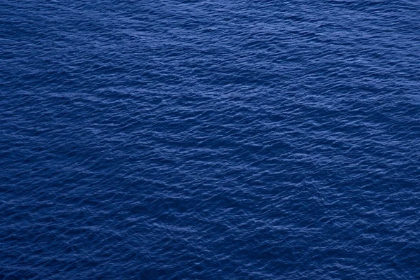 Mavi deniz yüzeyi. Klasik Mavi Renk 2020.