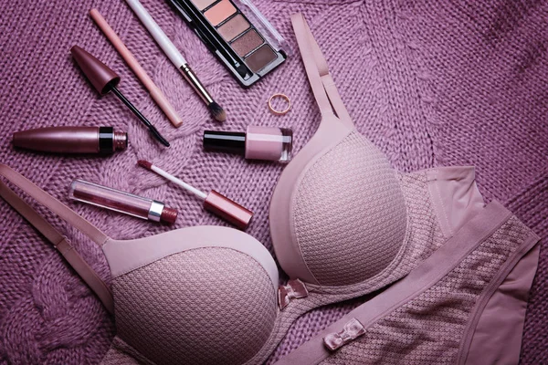 Set glamor bergaya pink berdebu seksi lingerie dengan aksesoris wanita dan kosmetik . — Stok Foto