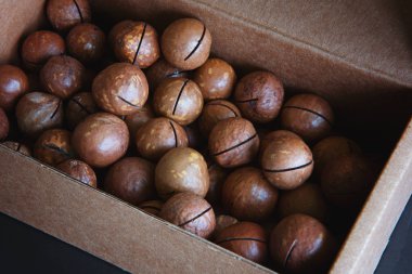 Kutuda Macadamia fındıkları vardı.