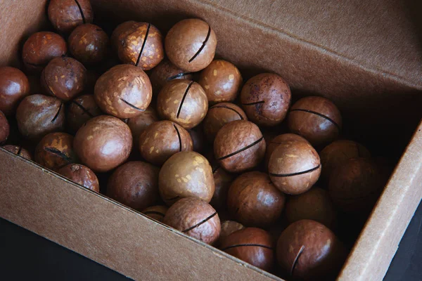 Kutuda Macadamia fındıkları vardı.