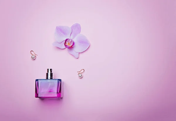 Conjunto de glamurosos accesorios de mujer y cosméticos en el fondo rosa . — Foto de Stock