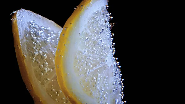 Citrusfrukter i vatten med luftbubblor — Stockfoto