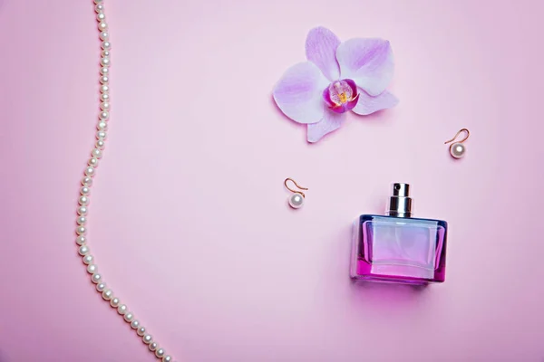 Conjunto de acessórios de mulher glamourosa e cosméticos no fundo rosa . — Fotografia de Stock