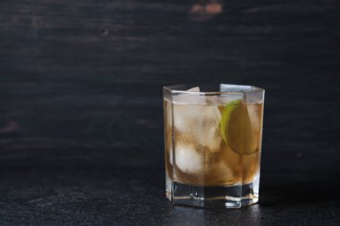 Bardaki masada alkollü bir kokteyl. Limonlu buzlu viski..