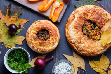 Sonbahar pastası ve et. Üst görünüm