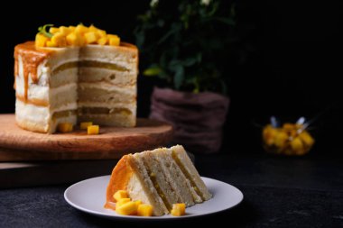 El yapımı kek mi? Tatil için mangolu pasta. Tahtada tatlı.