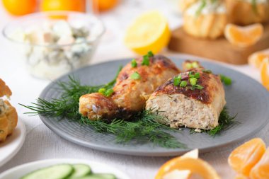 Et, mantar ve peynirle doldurulmuş tavuk bacağı. Tatil masasında lezzetli ve güzel bir yemek.