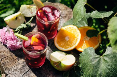 Bahçede sıcak bir günde soğuk Sangria içeceği. İspanyol alkollü şarap ve meyve kokteyli. Sevgilin için romantik bir sürpriz..