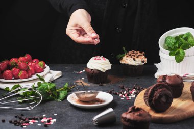 Kek yapma süreci. Aşçının elleri çerçevede. Kremalı tatlı, taze dut, çikolata ve nane. Çikolatalı ganache dolgulu kek..