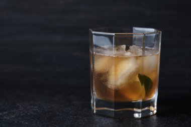 Bardaki masada alkollü bir kokteyl. Limonlu buzlu viski..