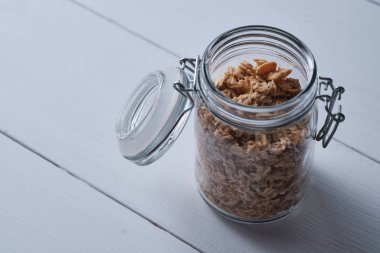 Tahta bir masada tahıllı kavanoz..