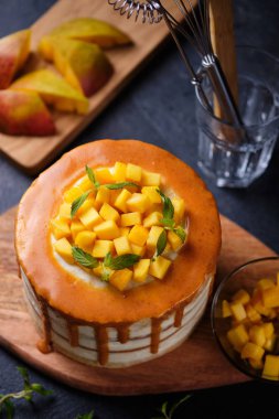 El yapımı kek mi? Tatil için mangolu pasta. Tahtada tatlı.