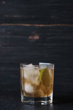Bardaki masada alkollü bir kokteyl. Limonlu buzlu viski..