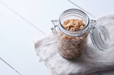 Tahta bir masada tahıllı kavanoz..