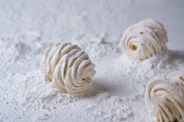 Krema şekerli arka planda el yapımı elma şekeri. Karda tatlı.