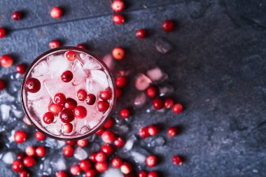 Votka, kızılcık suyu ve buzlu Alkolik Kokteyl Pelerini..