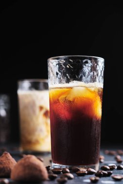 Bardakta buzlu kahve içmek. Masaya yakın plan buzlu kahve..