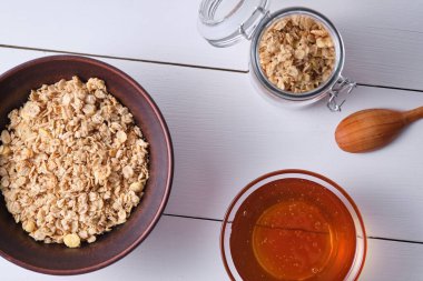 Müsli beyaz bir masada kahvaltı için tabakta..