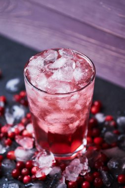 Votka, kızılcık suyu ve buzlu Alkolik Kokteyl Pelerini..