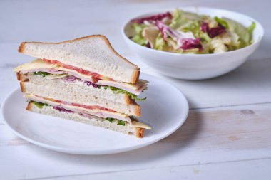 Marullu, jambonlu, peynirli ve domatesli sandviçler..