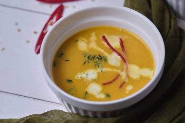 Kekik ve kremalı balkabağı kremalı çorba..