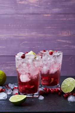 Votka, kızılcık suyu ve buzlu Alkolik Kokteyl Pelerini..