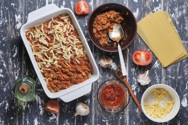 İtalyan rustik lazanyasını hazırlama süreci. Aşçılığın aşamaları. Malzemeler ve imza yeri. Üst görünüm.