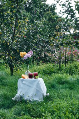 Bahçede sıcak bir günde soğuk Sangria içeceği. İspanyol alkollü şarap ve meyve kokteyli. Sevgilin için romantik bir sürpriz..