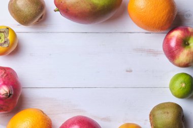 Beyaz bir masada meyveler. Metin için yer.